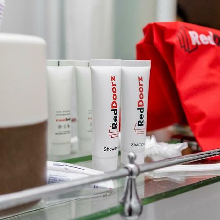 Reddoorz Plus Near Green Pramuka Square Mall Jakarta Extérieur photo